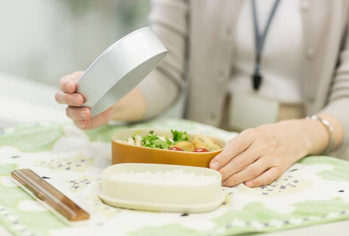 お弁当のフタを取るイメージ写真（Byryo / Getty Images）