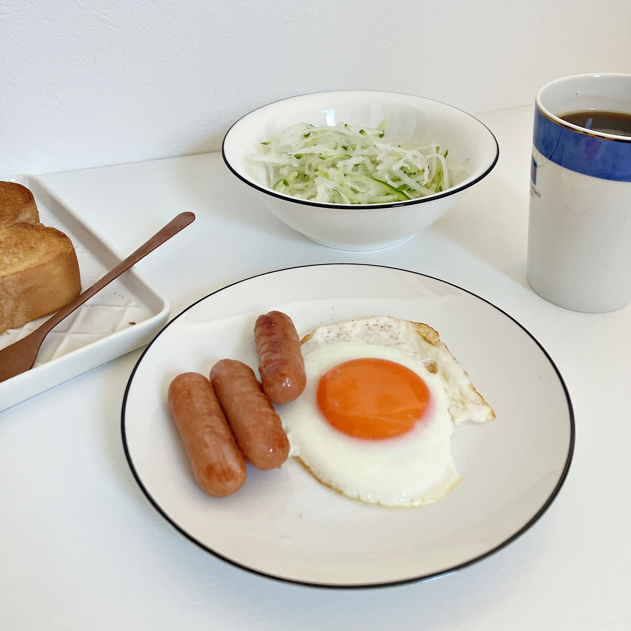 セリアのおすすめ雑貨「プレート ホーロー風」「ホーロー風 サラダボウル」