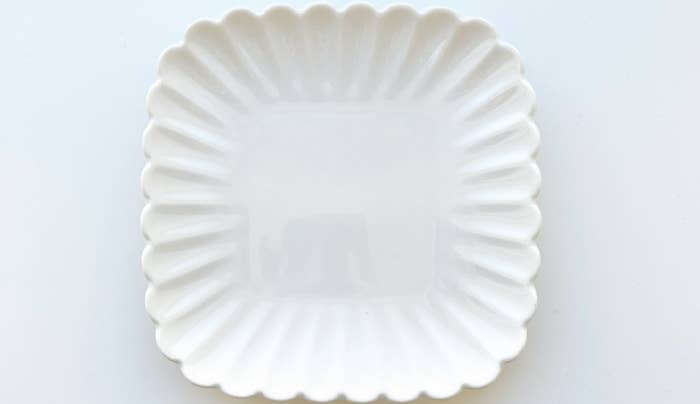 DAISO(ダイソー)のおすすめアイテム「スクエアプレート(花型、約12cm)」