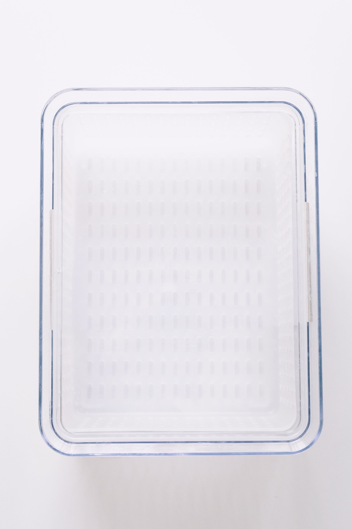 スリーコインズのオススメグッズ「《スタッキング可能》ザル付き保存容器:Lサイズ」