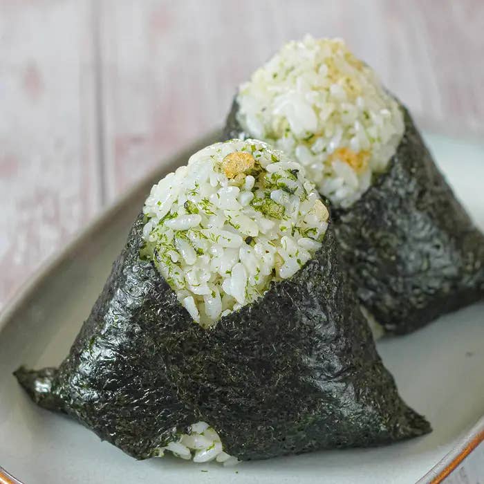 おにぎり2個が皿に乗っています。