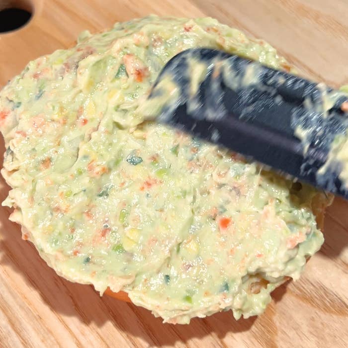 木製のまな板の上に広げられた、滑らかなペースト状の料理。