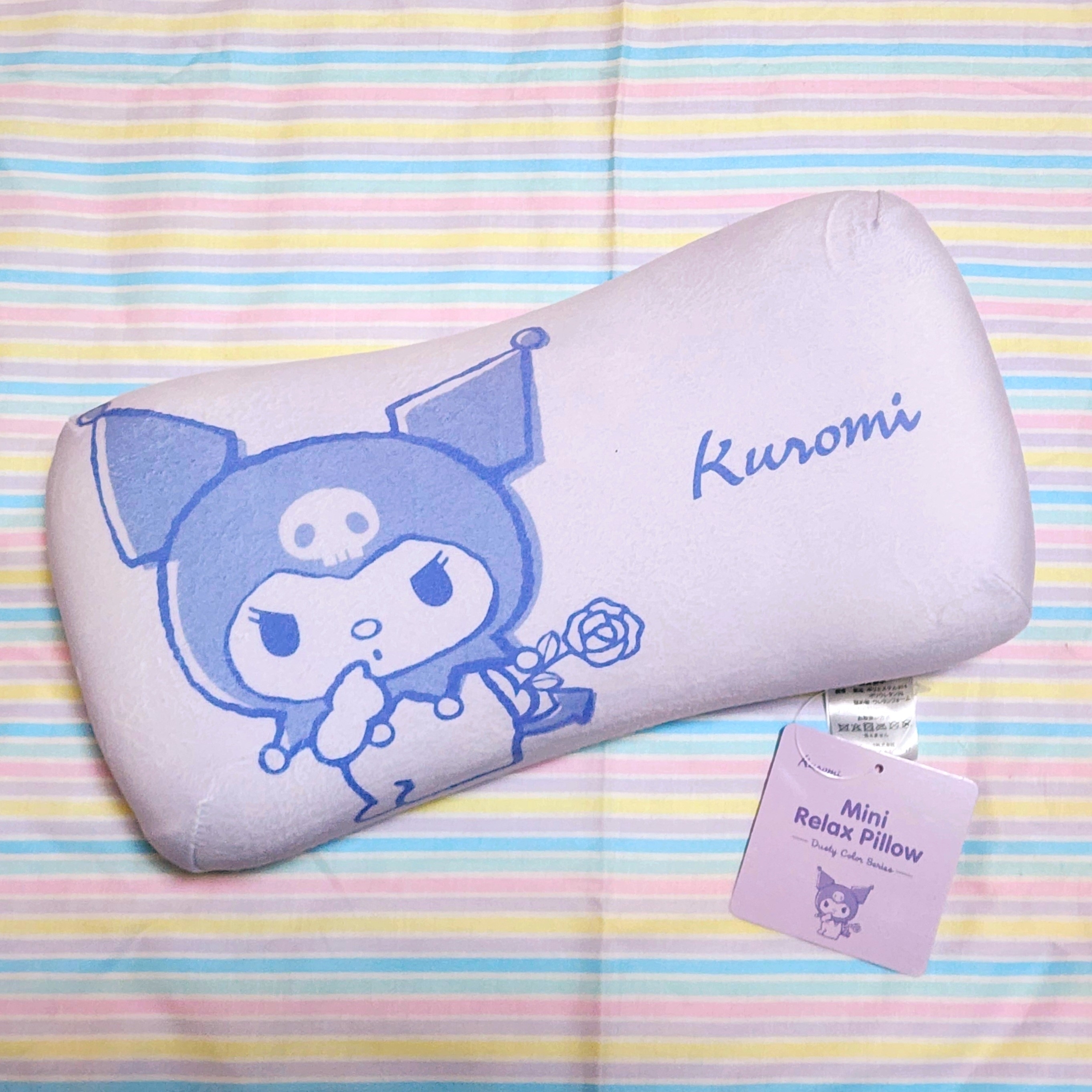Kuromiのイラストが描かれたミニリラックス枕。背景はボーダー柄の布。