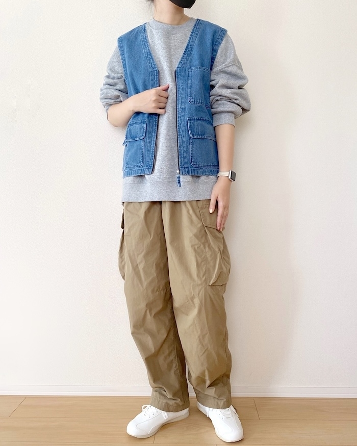 GUのオススメのベスト「デニムマルチポケットベスト（セットアップ可能）」のコーディネート