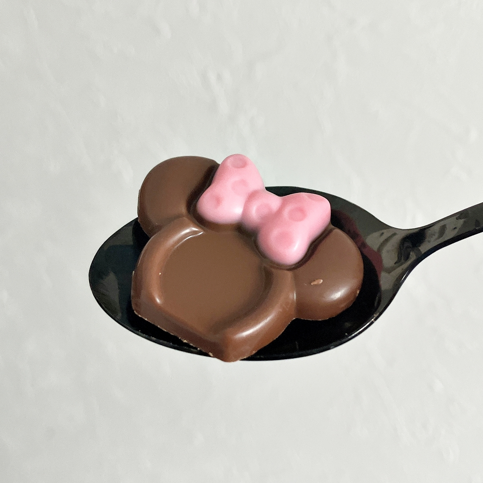 ディズニーランドのおすすめバラマキお菓子「チョコレート 紙箱 ミッキー ミニー」