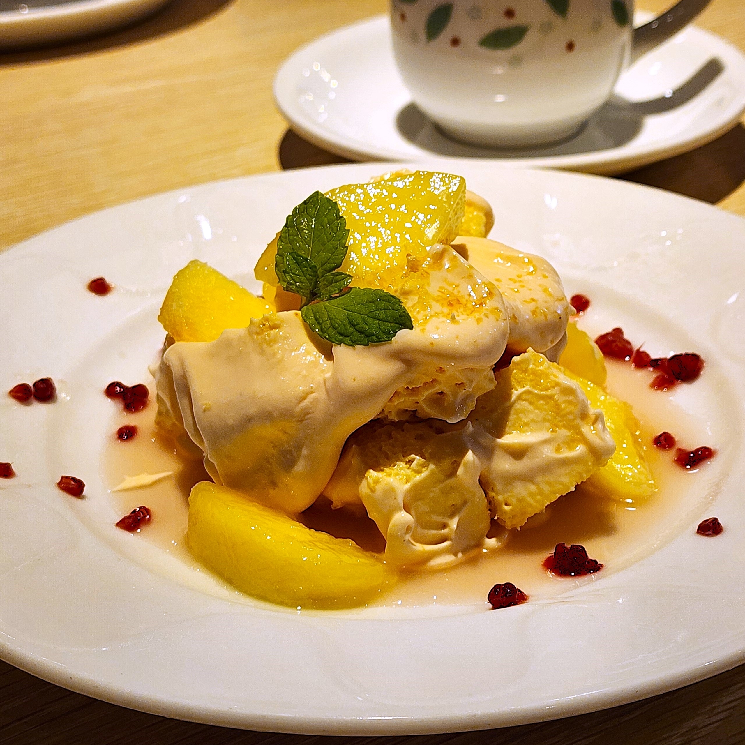 Denny's’（デニーズ）のおすすめスイーツ「フレッシュ桃のふんわりショートケーキ」