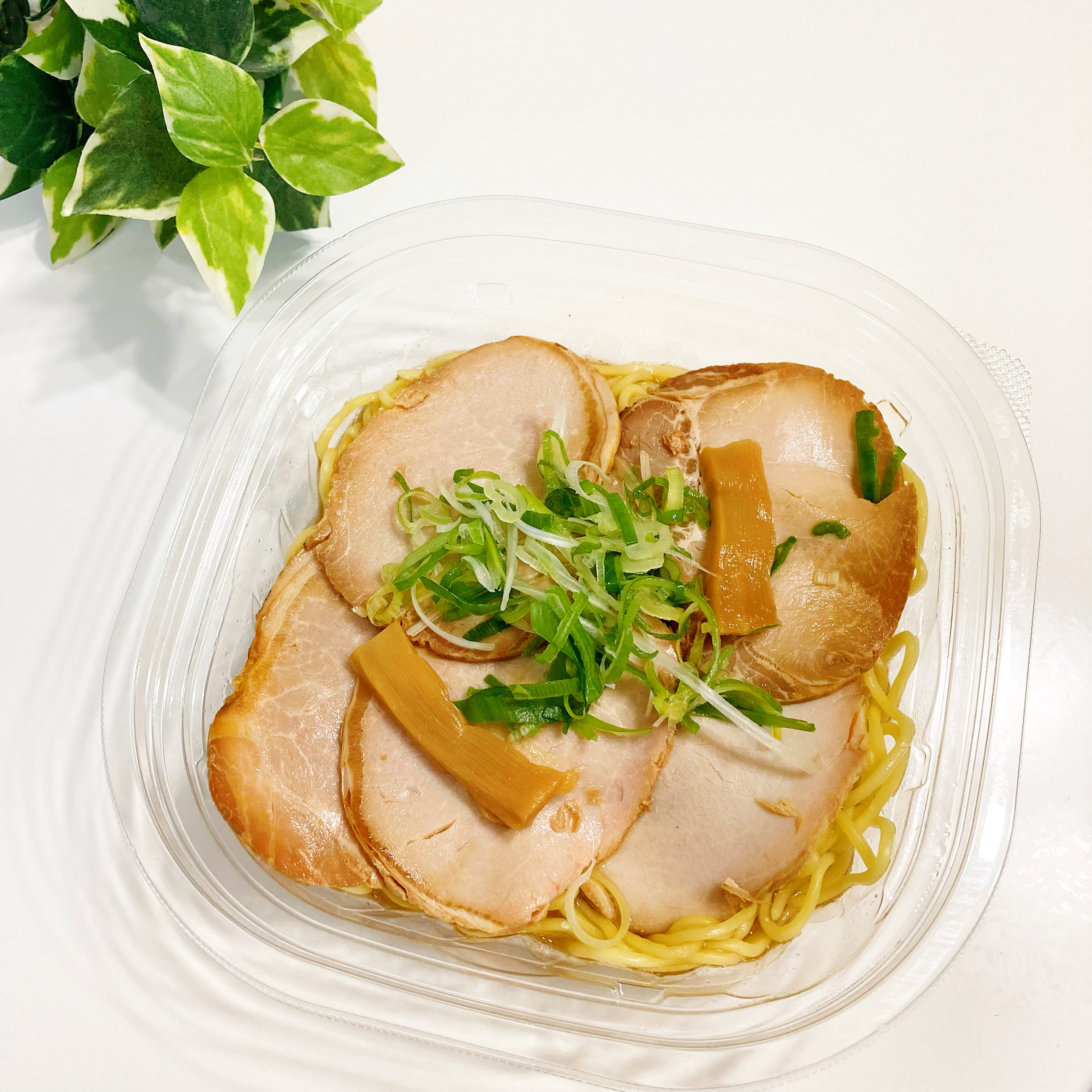 セブン-イレブンのおすすめフード『チャーシュー5枚のせ冷し醤油ラーメン』