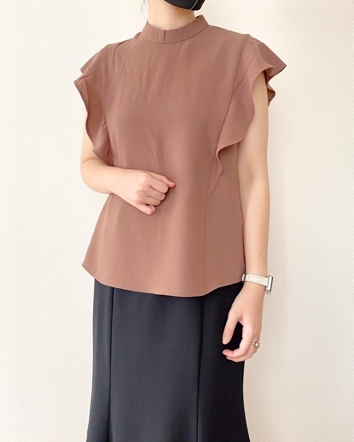 GUのおすすめトップス「ラッフルスタンドカラーブラウス(半袖)Z+E」