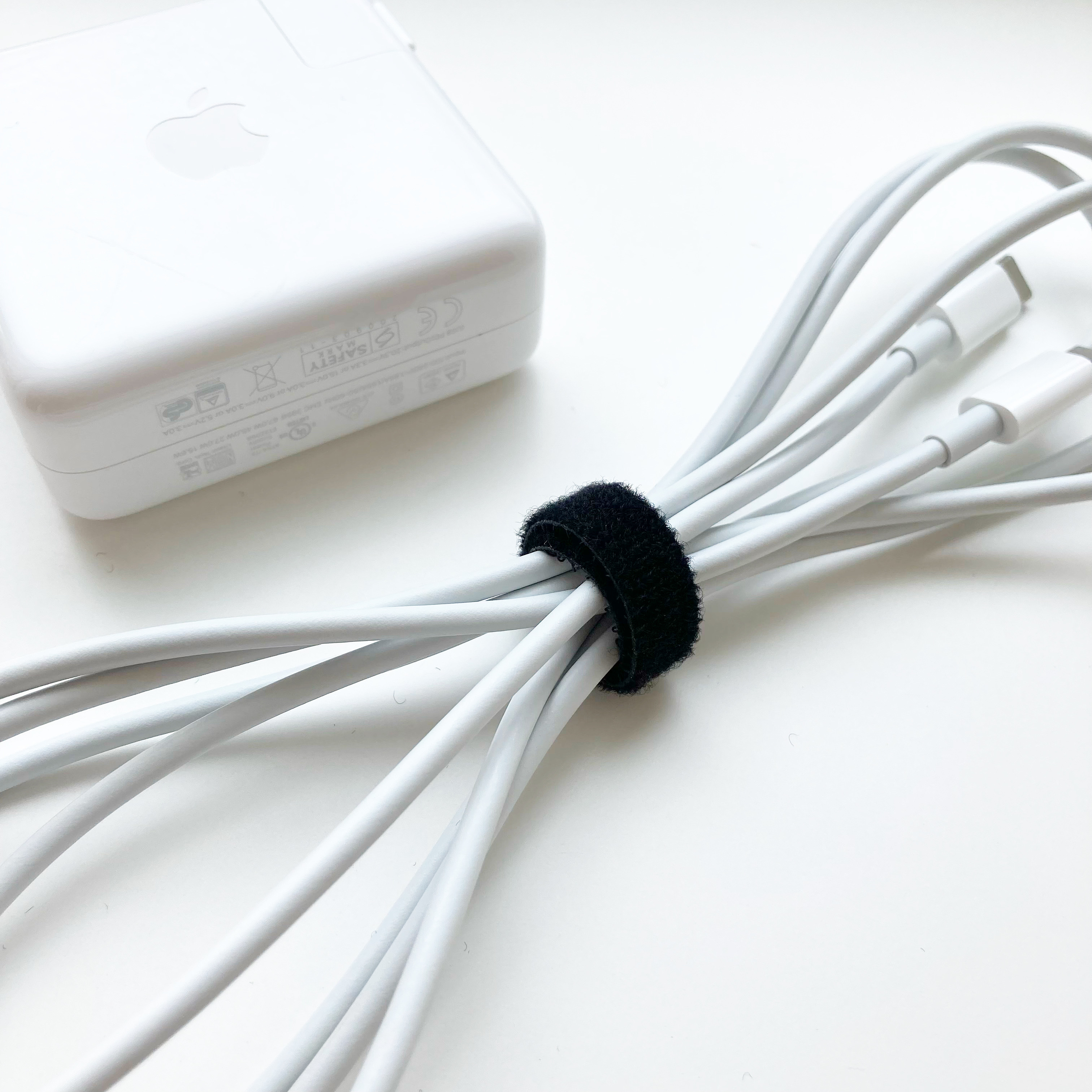 ダイソーのおすすめグッズ「配線ベルト（面ファスナー、1個、黒）」