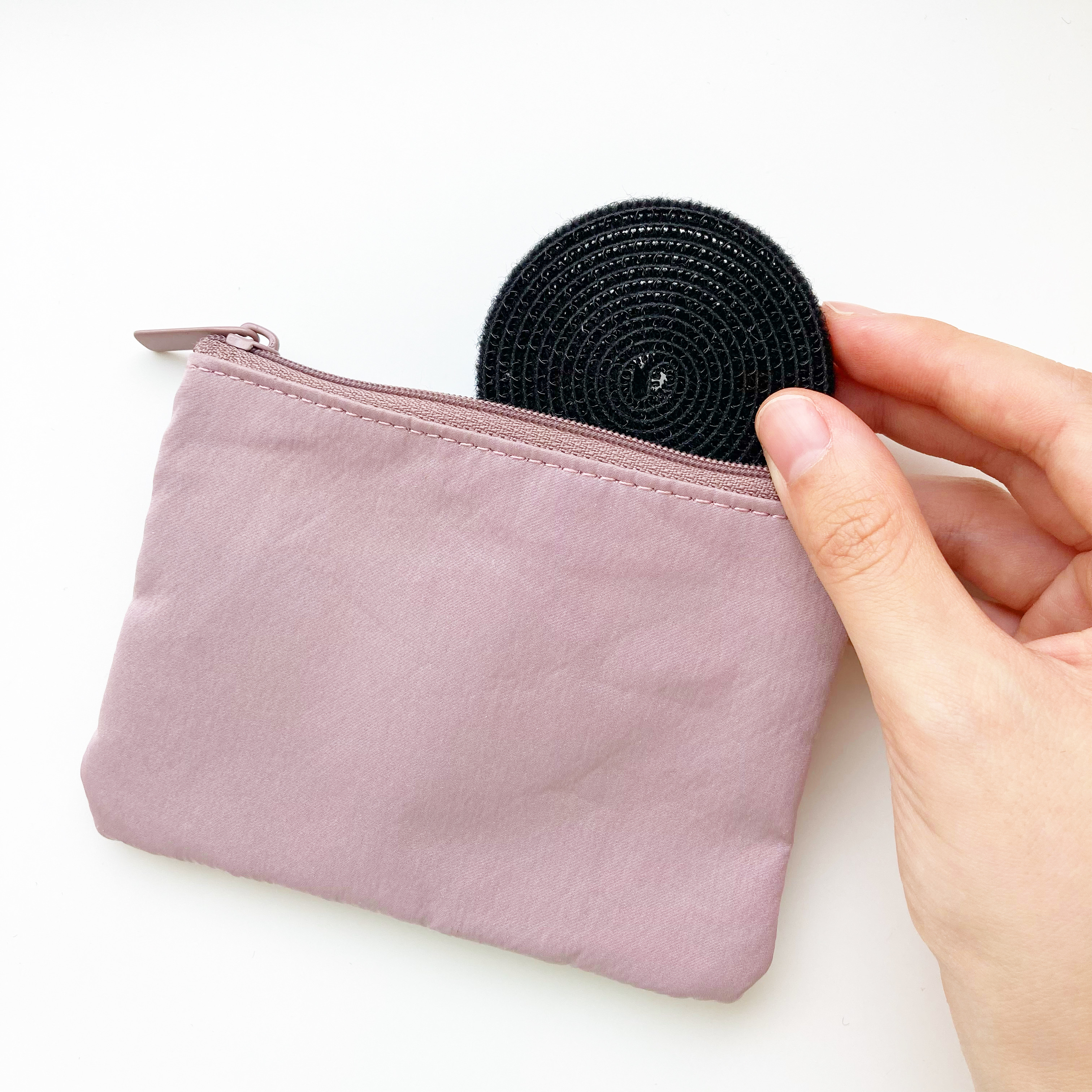 ダイソーのおすすめグッズ「配線ベルト(面ファスナー、1個、黒)」