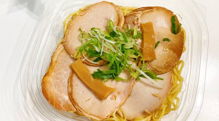 セブン-イレブンのおすすめフード『チャーシュー5枚のせ冷し醤油ラーメン』