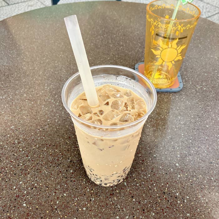 ディズニーシーのおすすめフード「コーヒータピオカラテ（スーベニアタンブラーセット）」