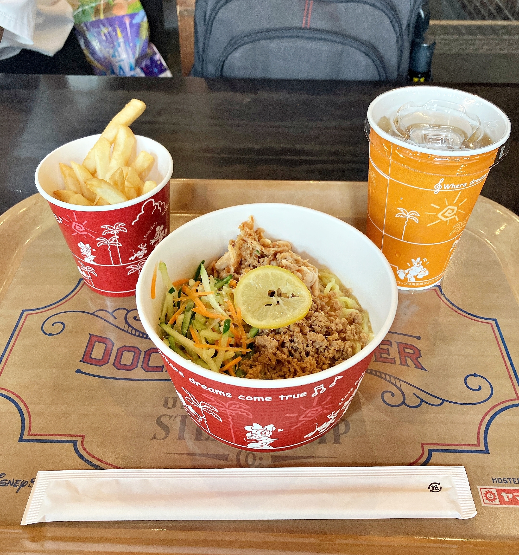 ディズニーシーのおすすめひんやりフード「チキン&ベジタブルの冷やし麺(塩レモン)」