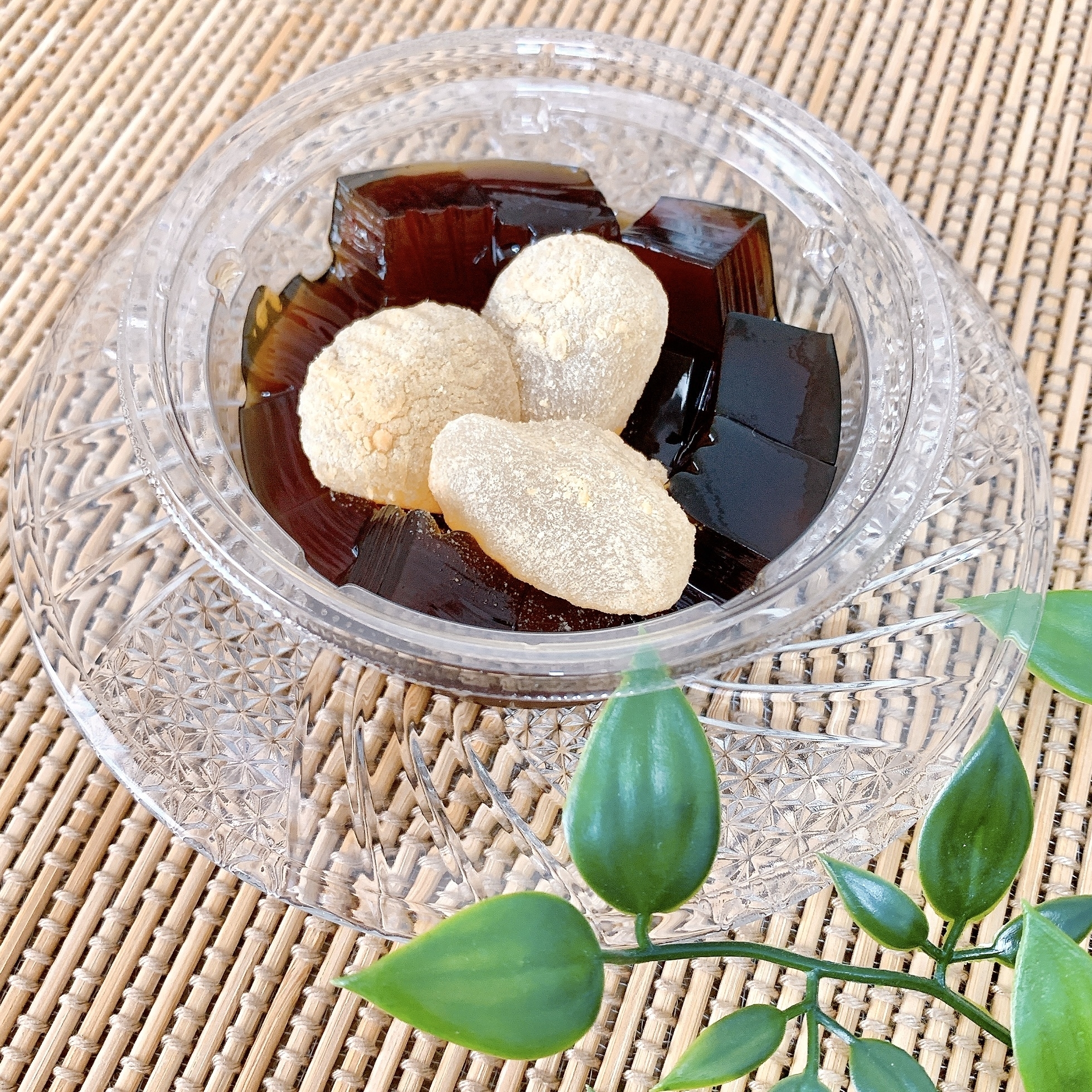 セブン-イレブンのおすすめのスイーツ「黒糖寒天 わらびもちのせ」