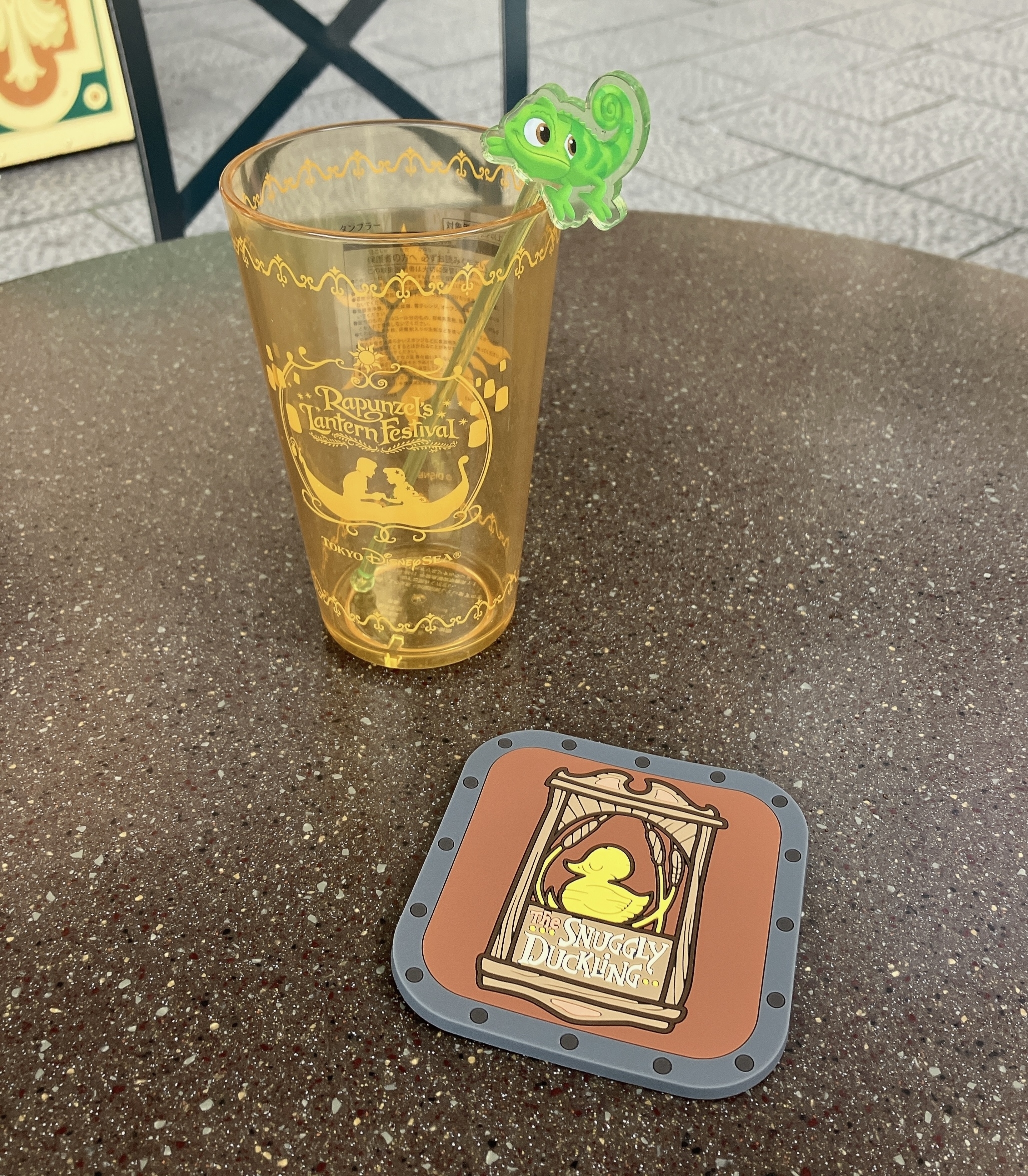 ディズニーシーのおすすめフード「コーヒータピオカラテ（スーベニアタンブラーセット）」