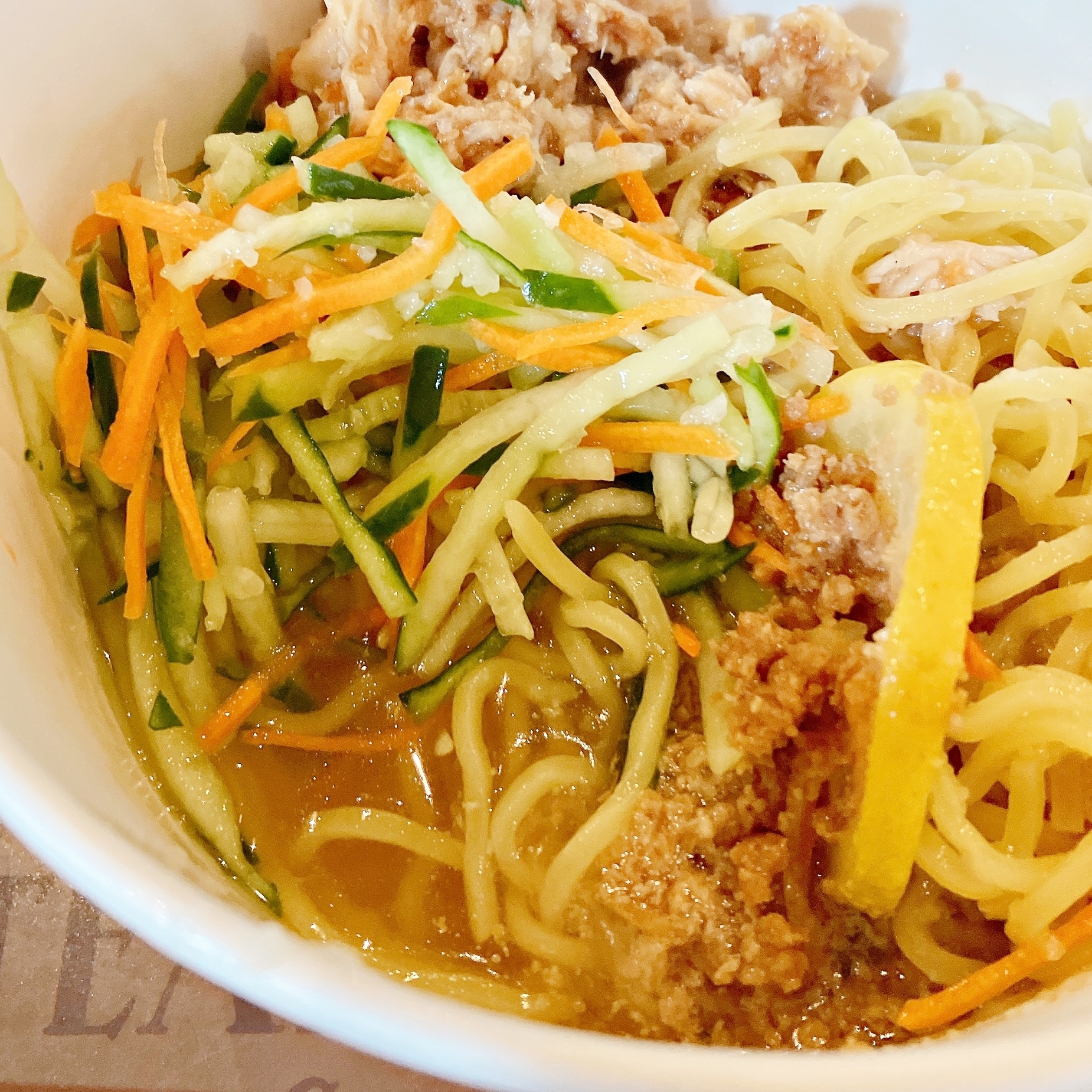 ディズニーシーのおすすめひんやりフード「チキン&ベジタブルの冷やし麺(塩レモン)」