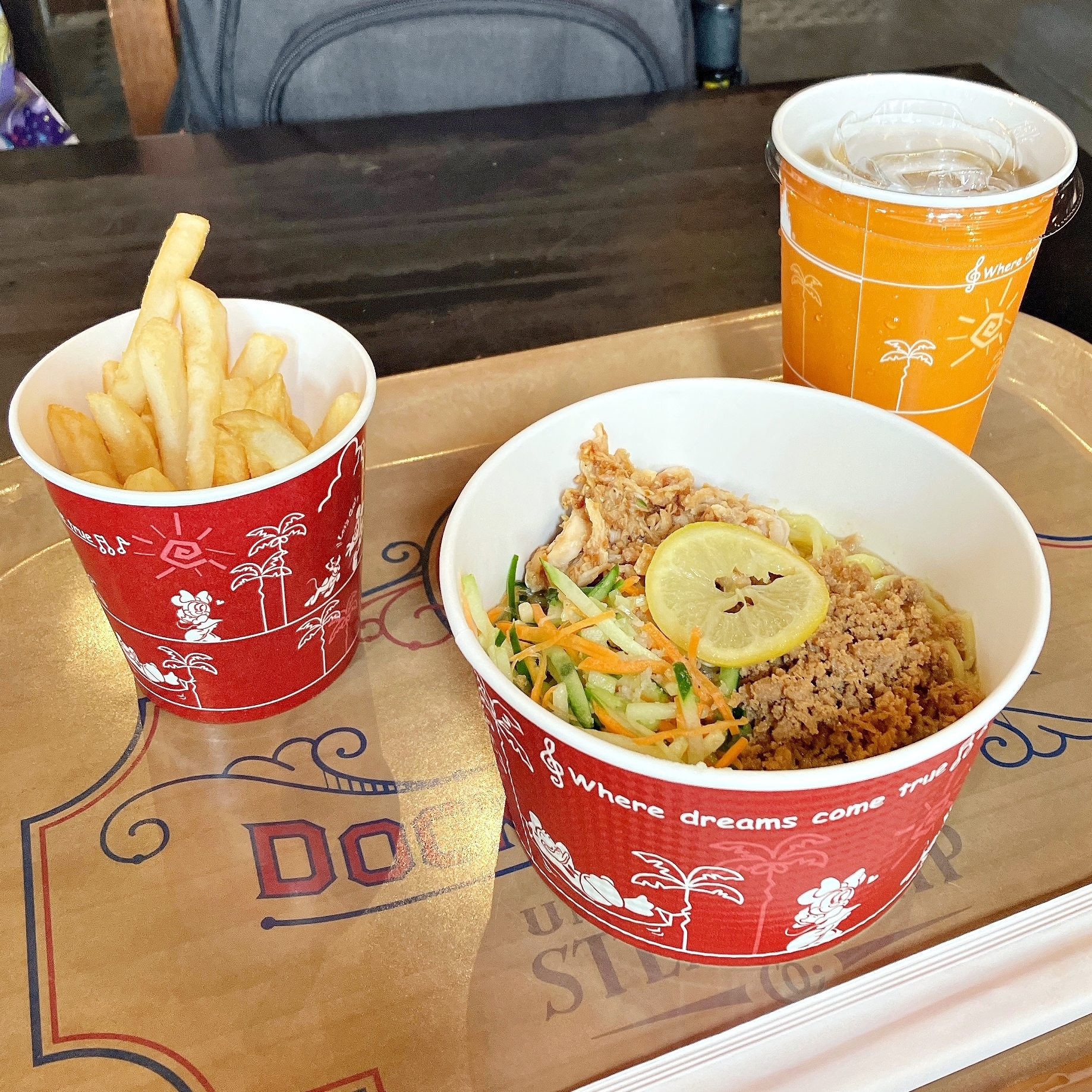 ディズニーシーのおすすめひんやりフード「チキン&ベジタブルの冷やし麺(塩レモン)」