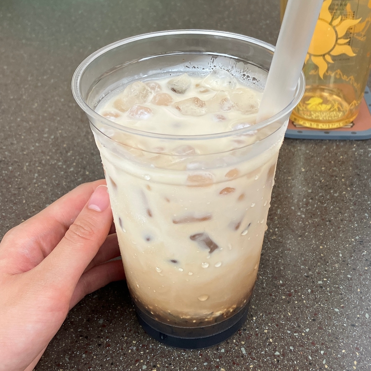 ディズニーシーのおすすめフード「コーヒータピオカラテ（スーベニアタンブラーセット）」
