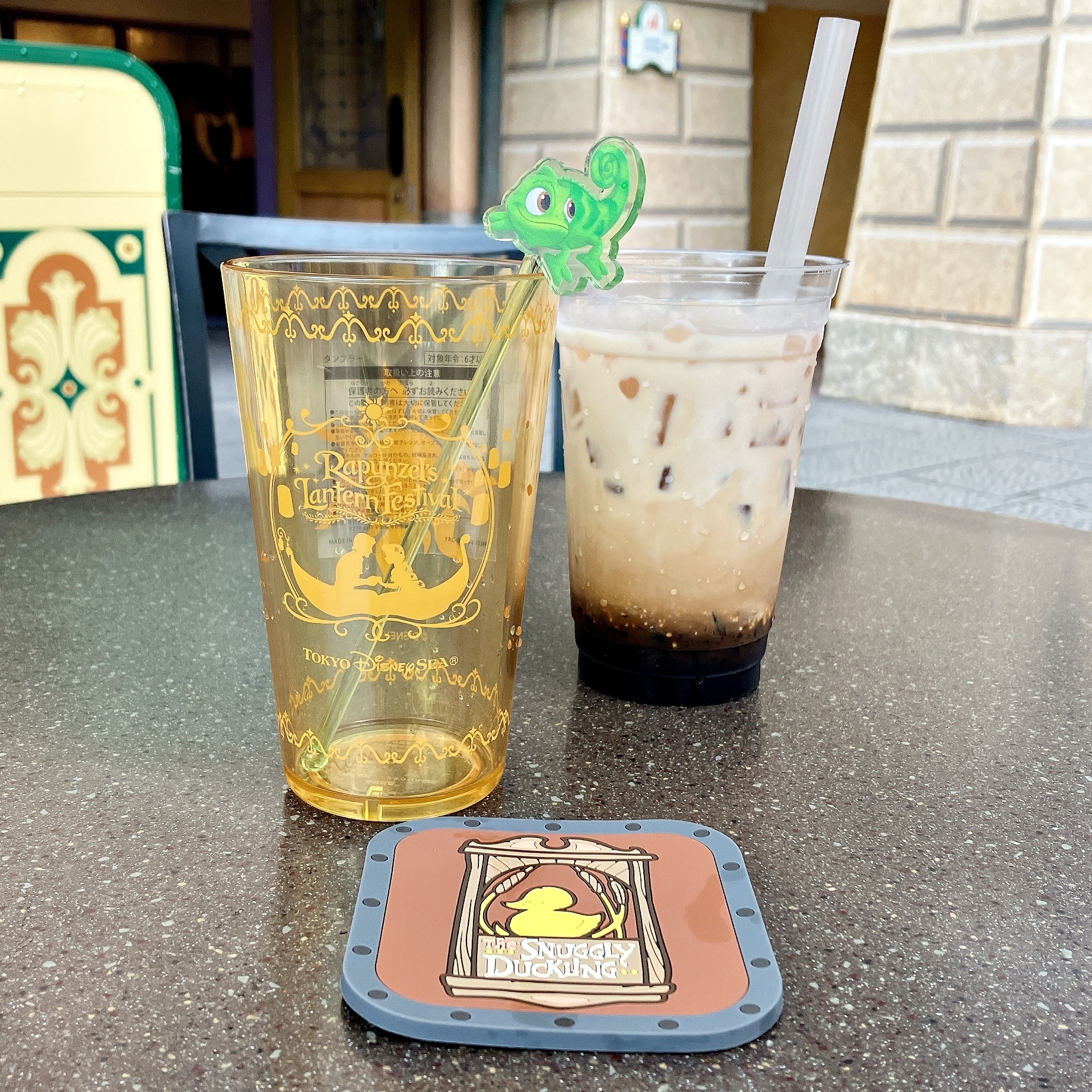ディズニーシーのおすすめフード「コーヒータピオカラテ（スーベニアタンブラーセット）」