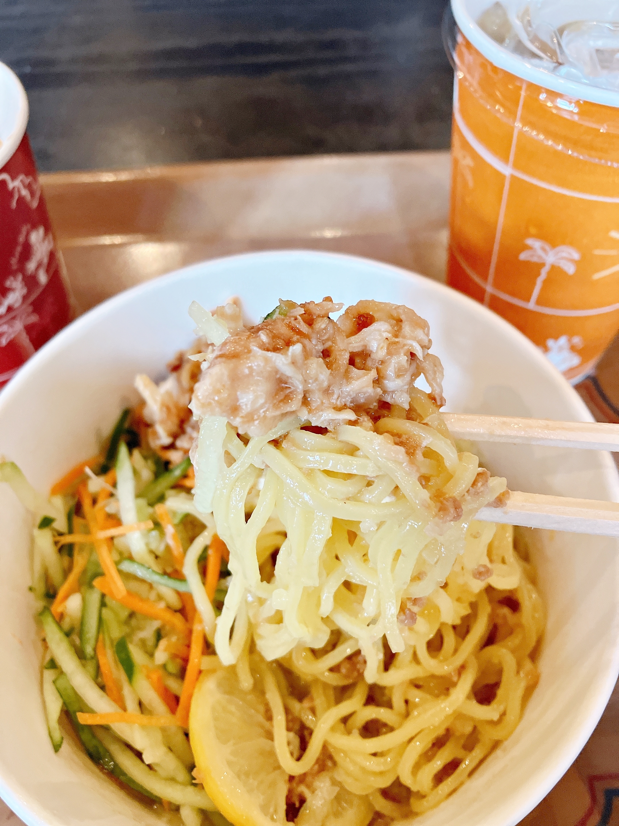 ディズニーシーのおすすめひんやりフード「チキン&ベジタブルの冷やし麺(塩レモン)」