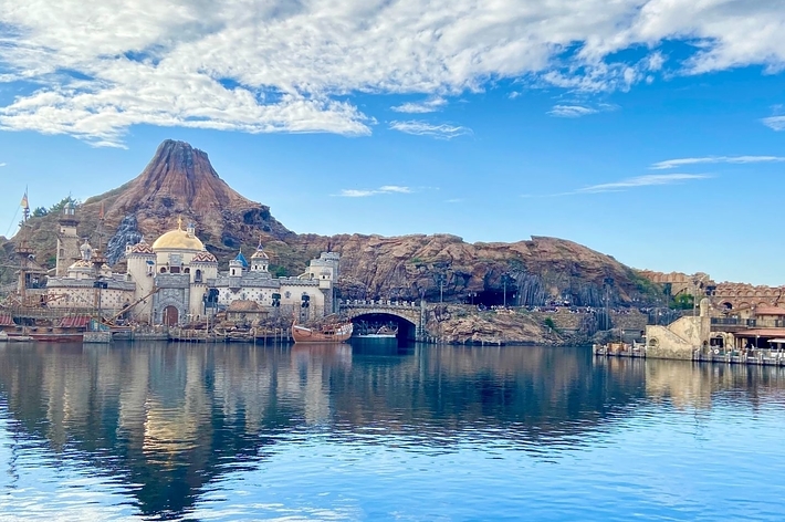 岩山と湖が広がるテーマパークの風景。