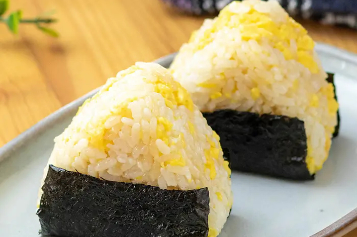 2つの握り飯が皿の上に並んでいます。