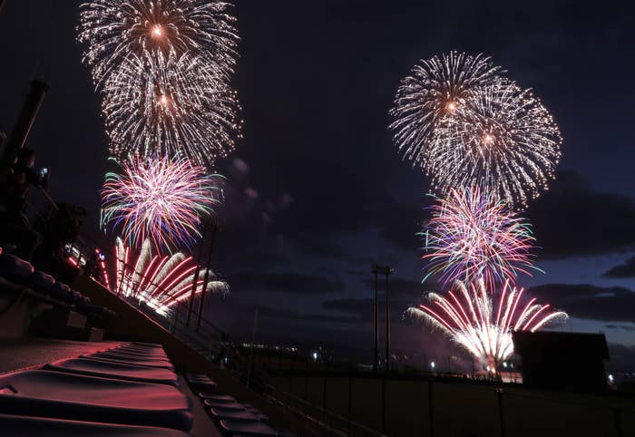 日本ハムの新庄剛志監督が企画したタピックスタジアム名護での打ち上げ花火(2022年)