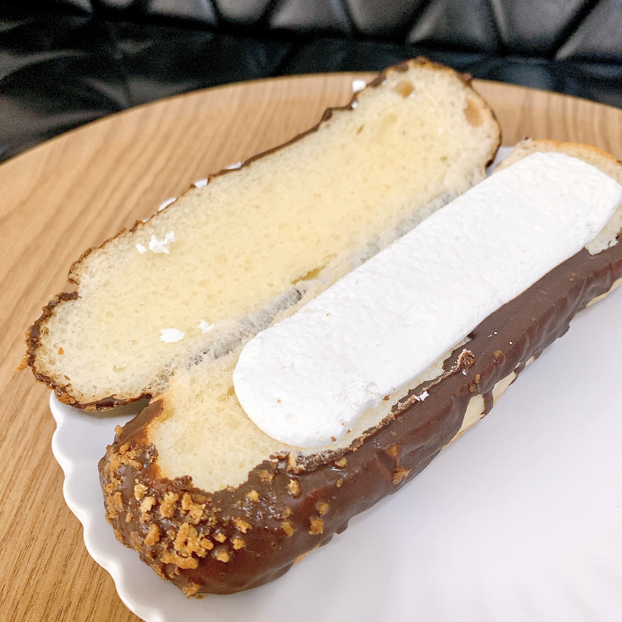 LAWSON（ローソン）のおすすめのパン「クランチチョコロール 塩ミルクホイップ」