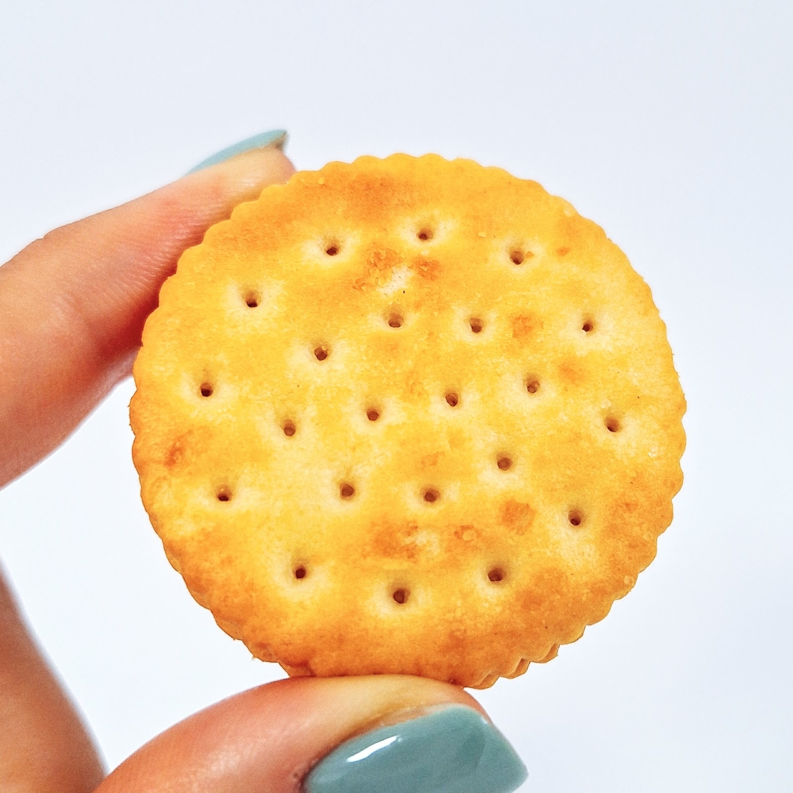 FamilyMart(ファミリーマート)のおすすめスイーツ「バニラクリームサンドクラッカー」