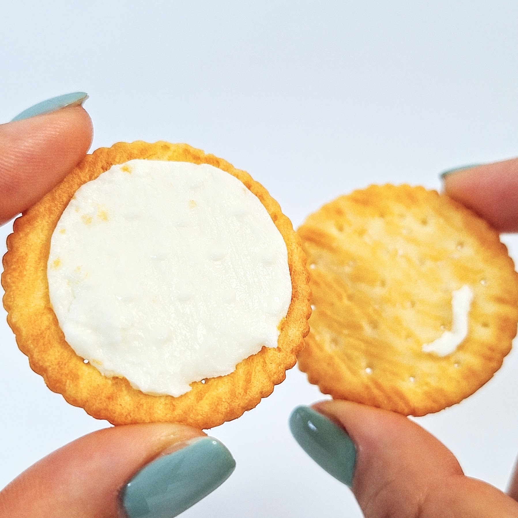 FamilyMart(ファミリーマート)のおすすめスイーツ「バニラクリームサンドクラッカー」