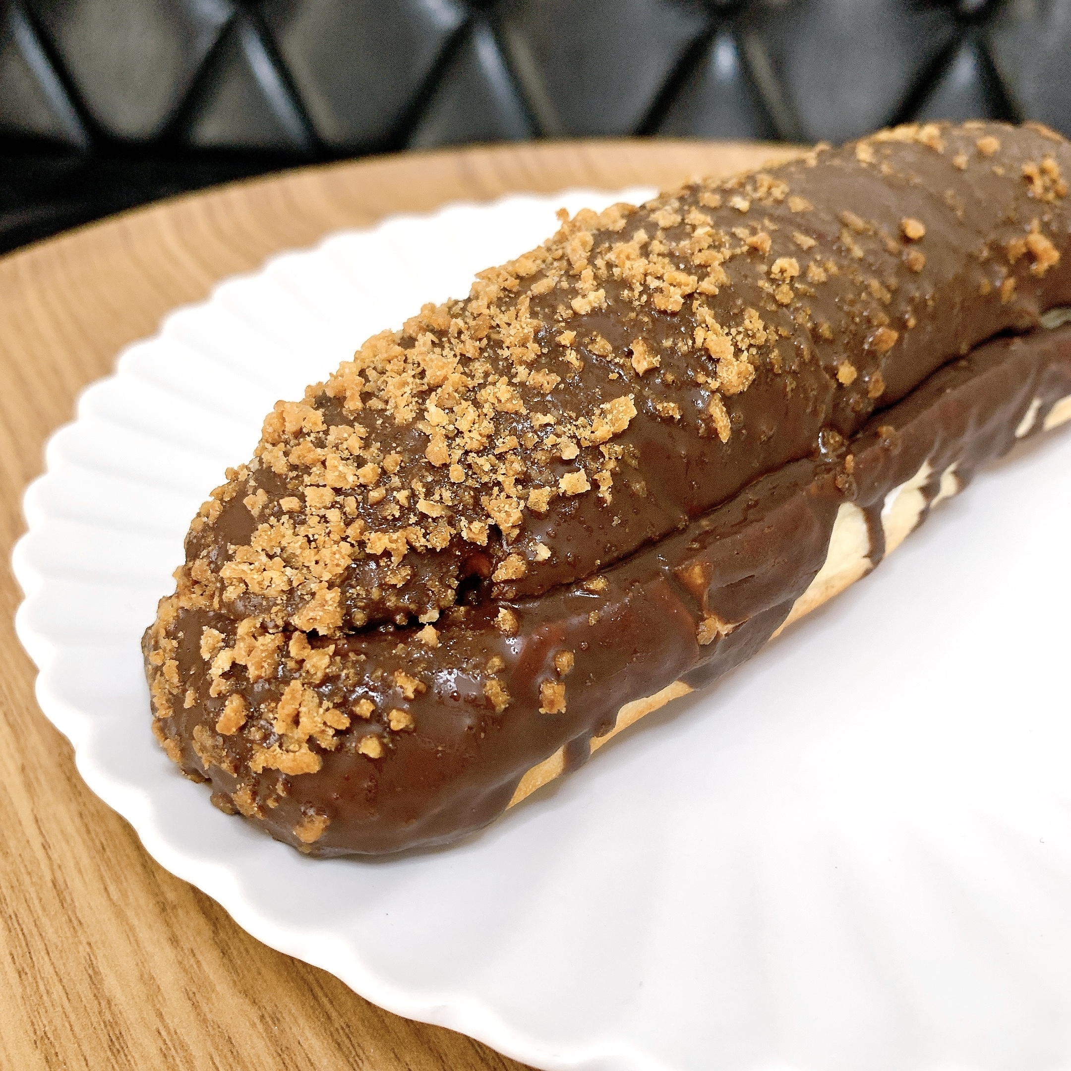 LAWSON（ローソン）のおすすめのパン「クランチチョコロール 塩ミルクホイップ」