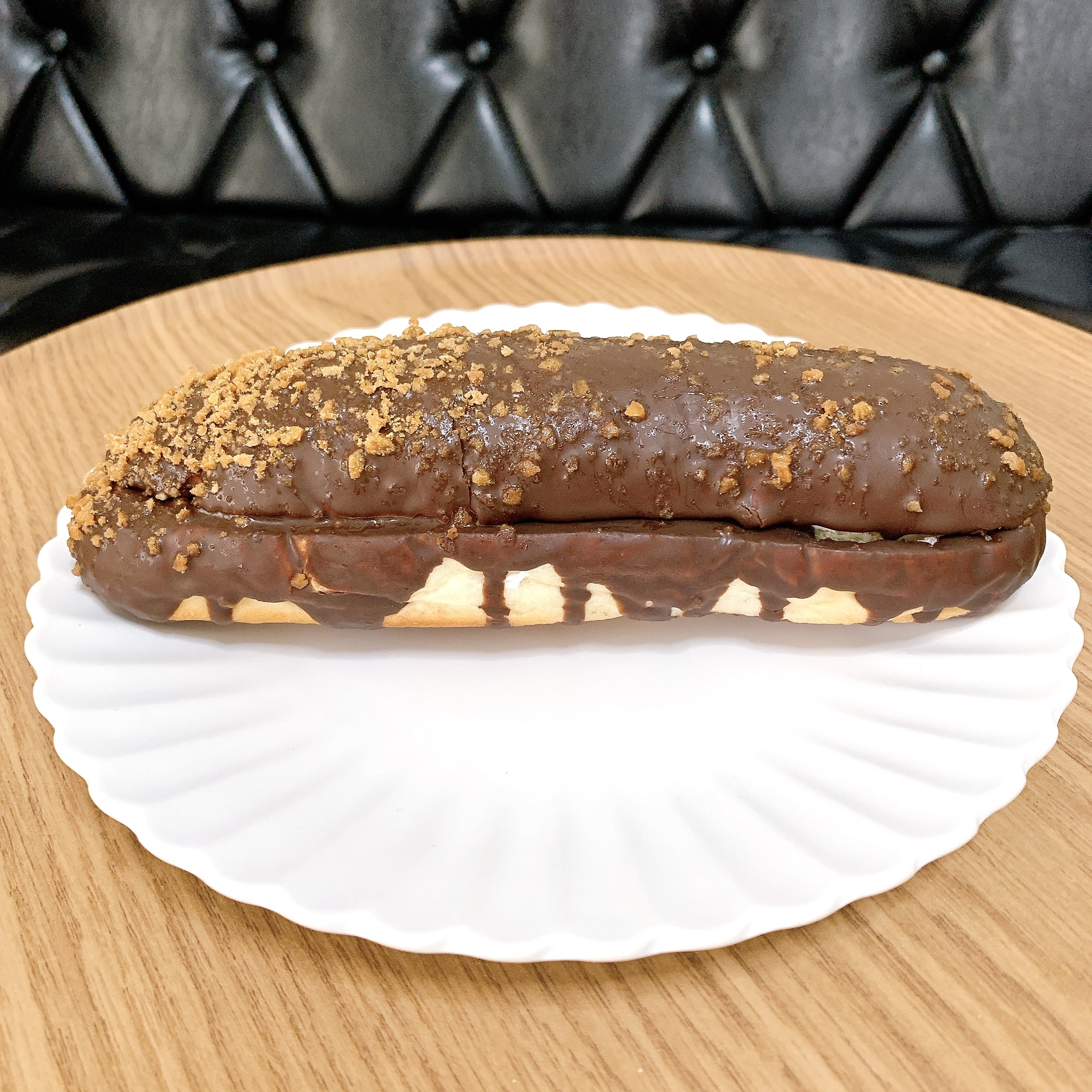 LAWSON（ローソン）のおすすめのパン「クランチチョコロール 塩ミルクホイップ」