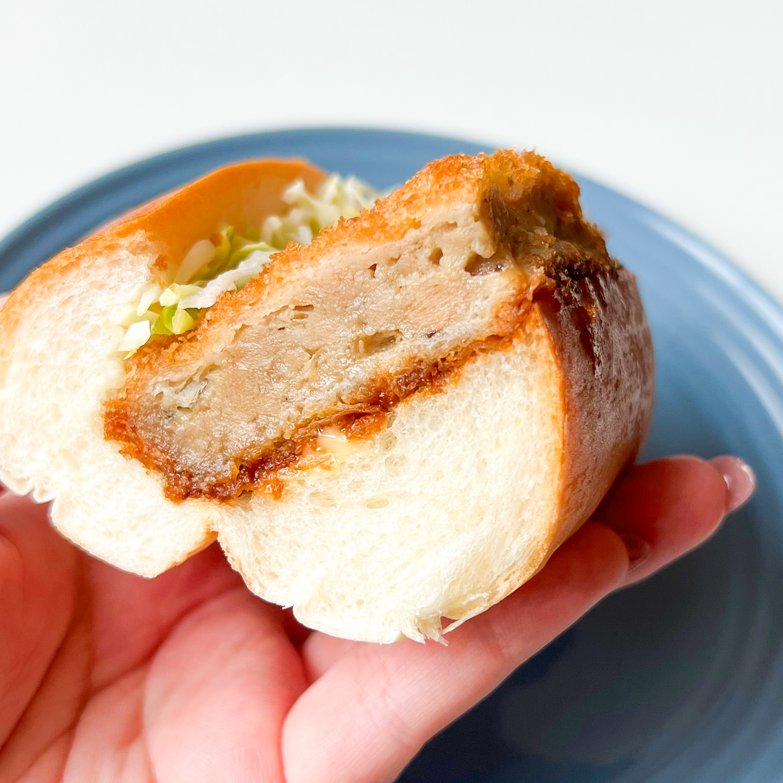 セブン-イレブンのおすすめパン「がっつり メンチカツロール」