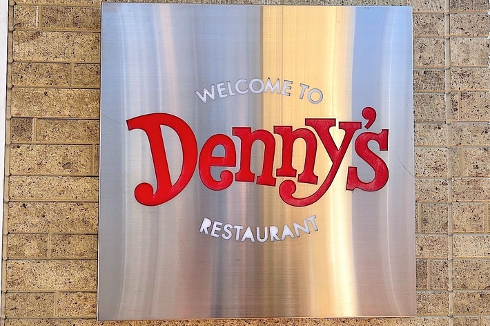 デニーズのレストラン看板には「WELCOME TO DENNY&rsquo;S RESTAURANT」と書かれています。