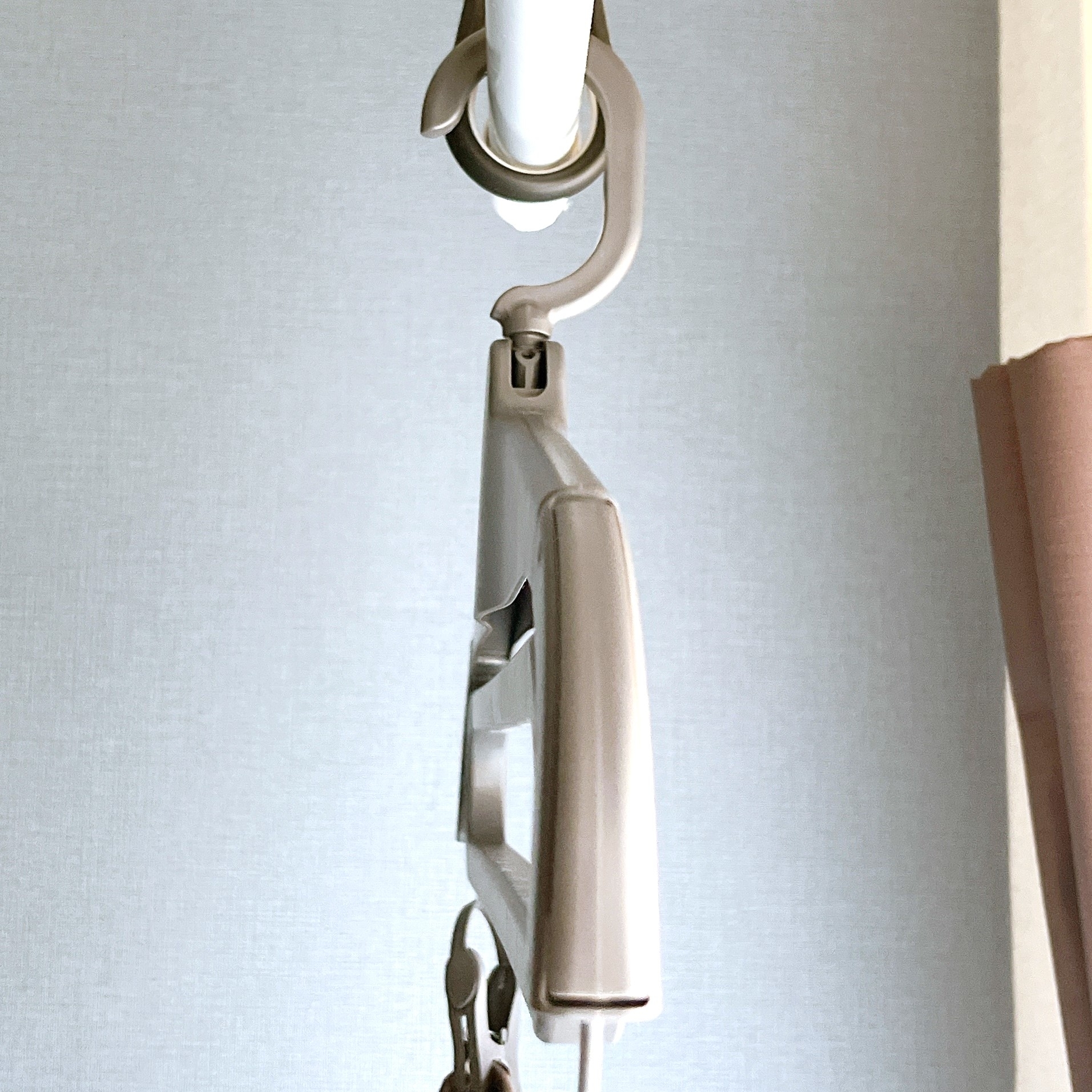 カインズのオススメのハンガー「乾きやすい スライドインテリア 洗濯ハンガー 引っ張って取り込みやすいピンチつき」