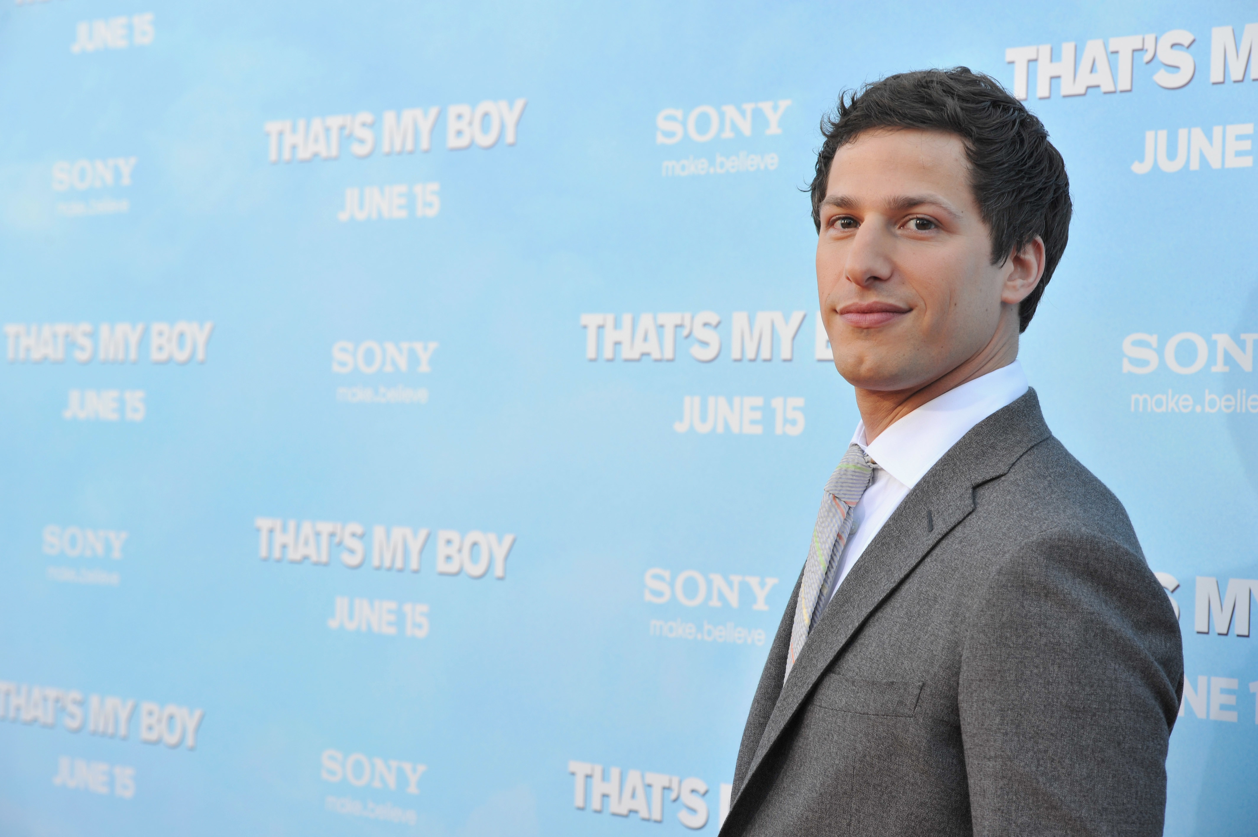 Andy Samberg at the "That's My Boy" movie premiere, wearing a gray suit and patterned ti3