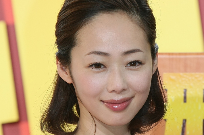 女性がカメラに向かって微笑んでいる写真です。
