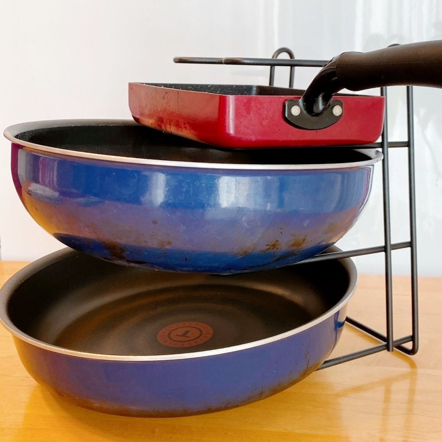 ダイソーのおすすめアイテム「フライパンラック」