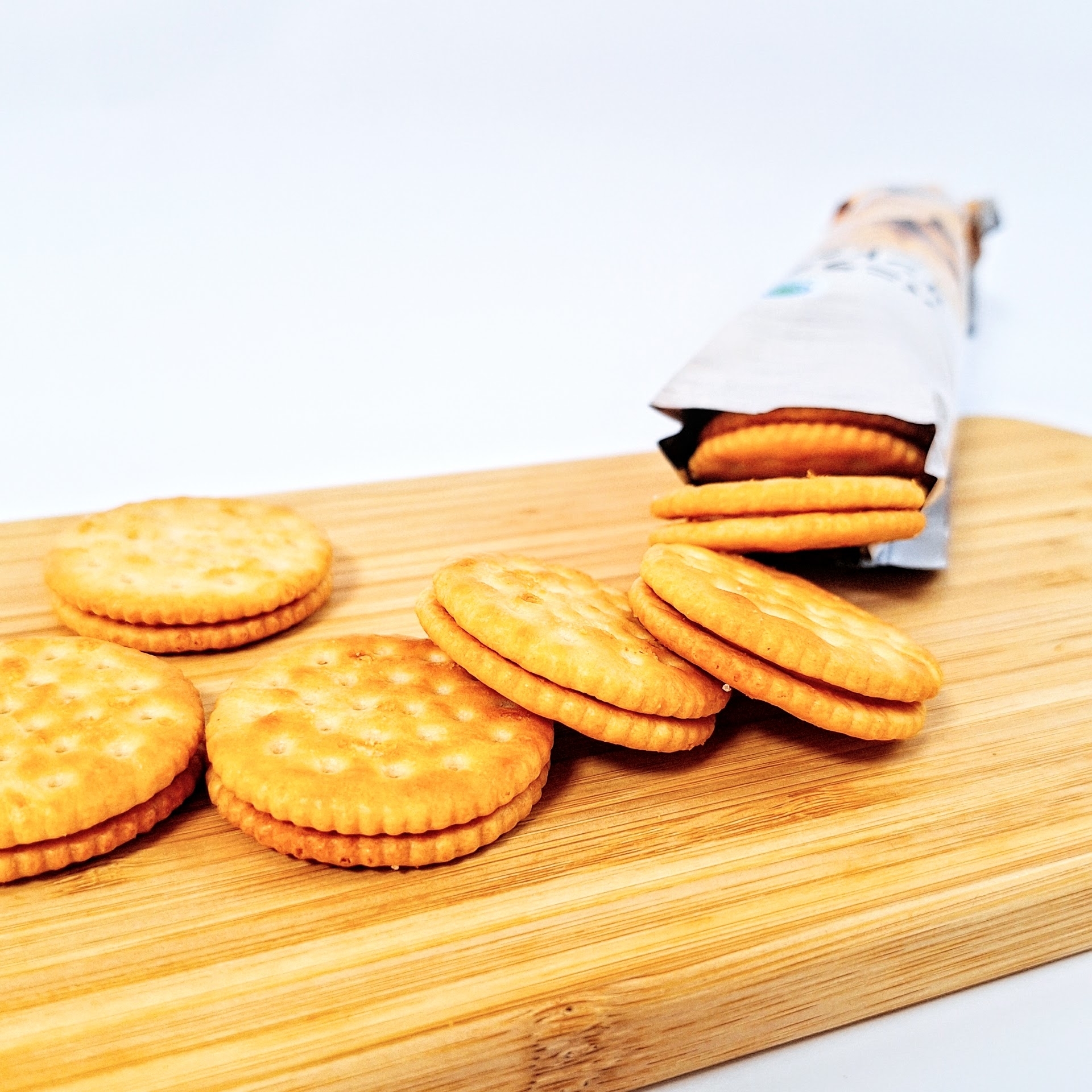 FamilyMart(ファミリーマート)のおすすめスイーツ「バニラクリームサンドクラッカー」