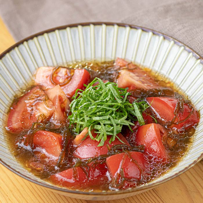 器に盛られたトマトと刻んだ薬味が入った料理。