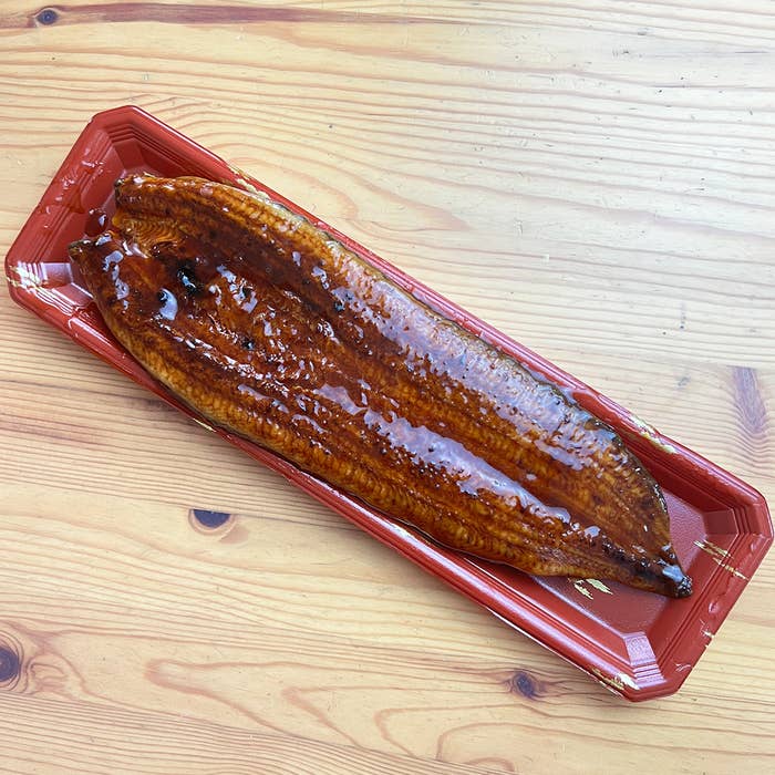 うなぎのかば焼が赤い容器に載せられている。
