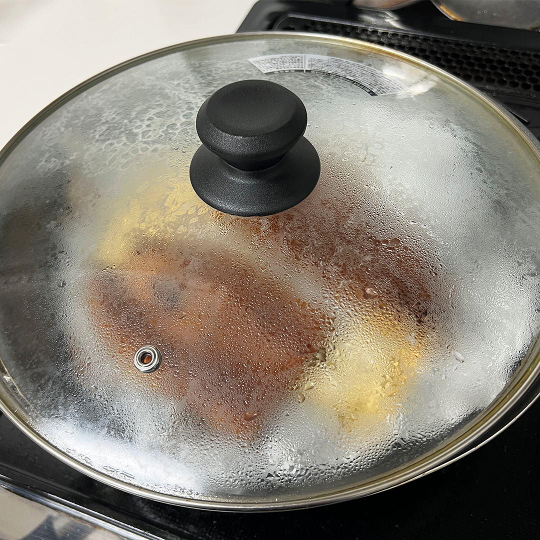 鍋の中で食べ物が蒸されている様子が写っています。