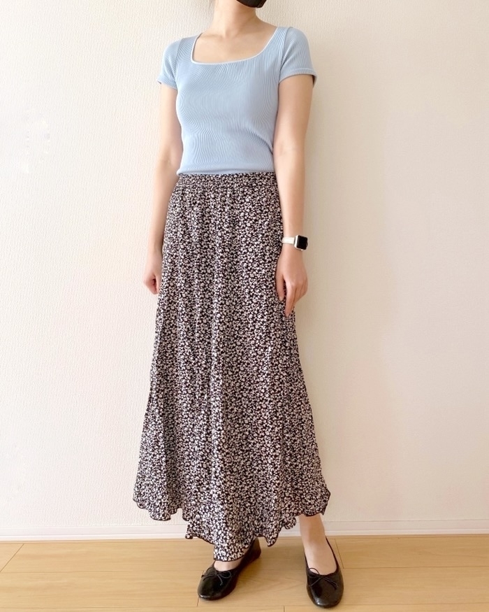 ユニクロのおすすめトップス「リブスクエアネックブラT」