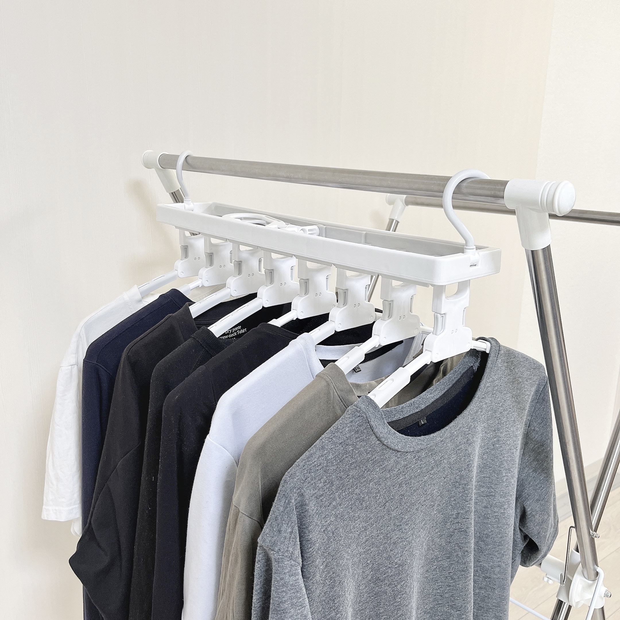 ニトリのオススメのハンガー「ワンタッチ取り込みスライドアーム8連ハンガー」