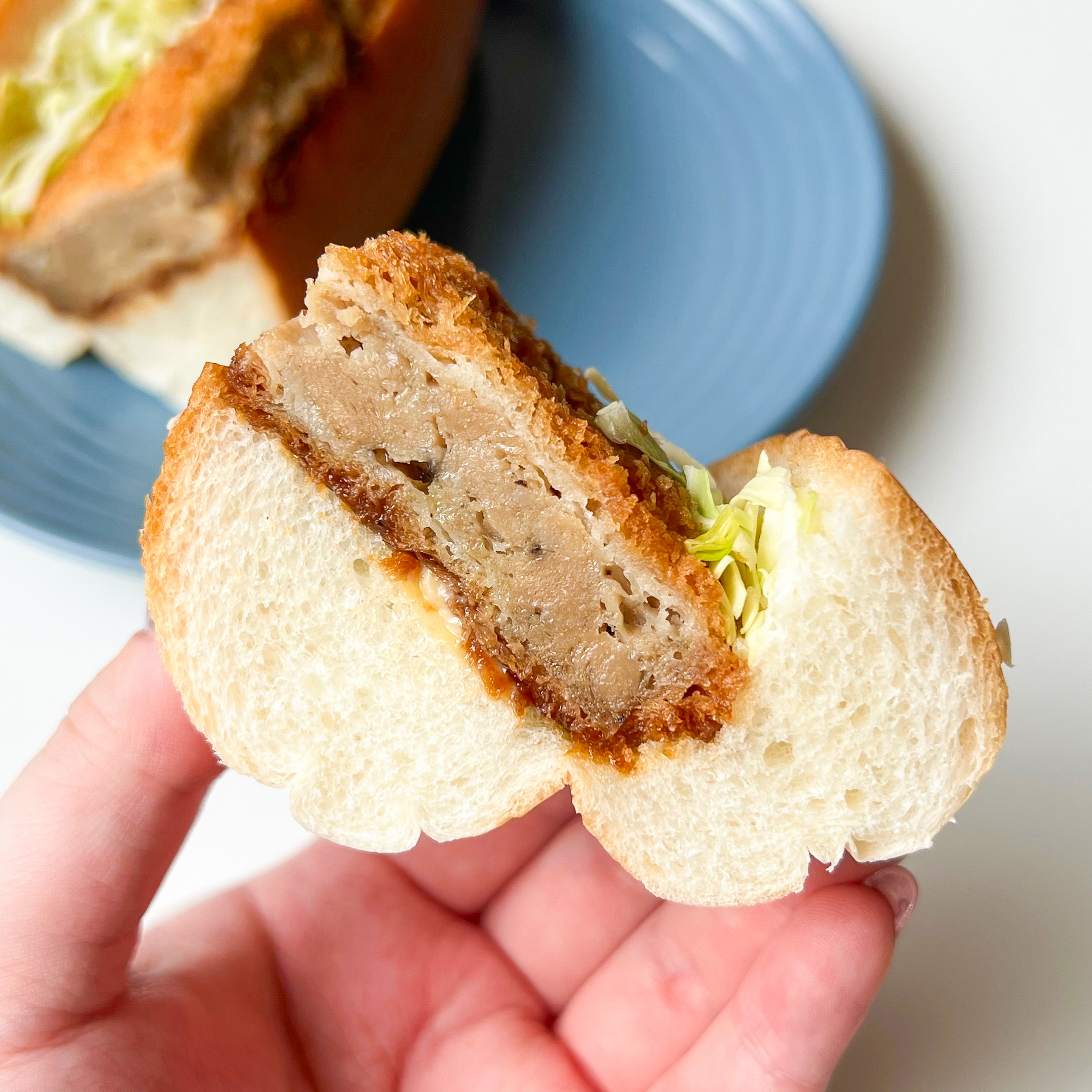 セブン-イレブンのおすすめパン「がっつり メンチカツロール」