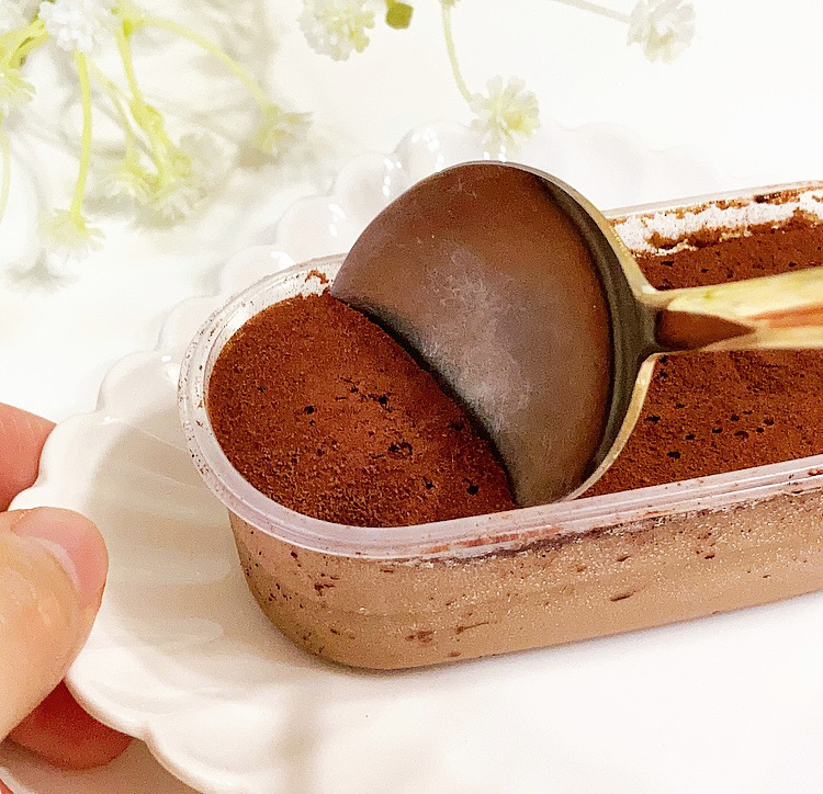 FamilyMart（ファミリーマート）のおすすめスイーツ「サマーショコラ（ベイクド＆スフレの2層仕立て）」