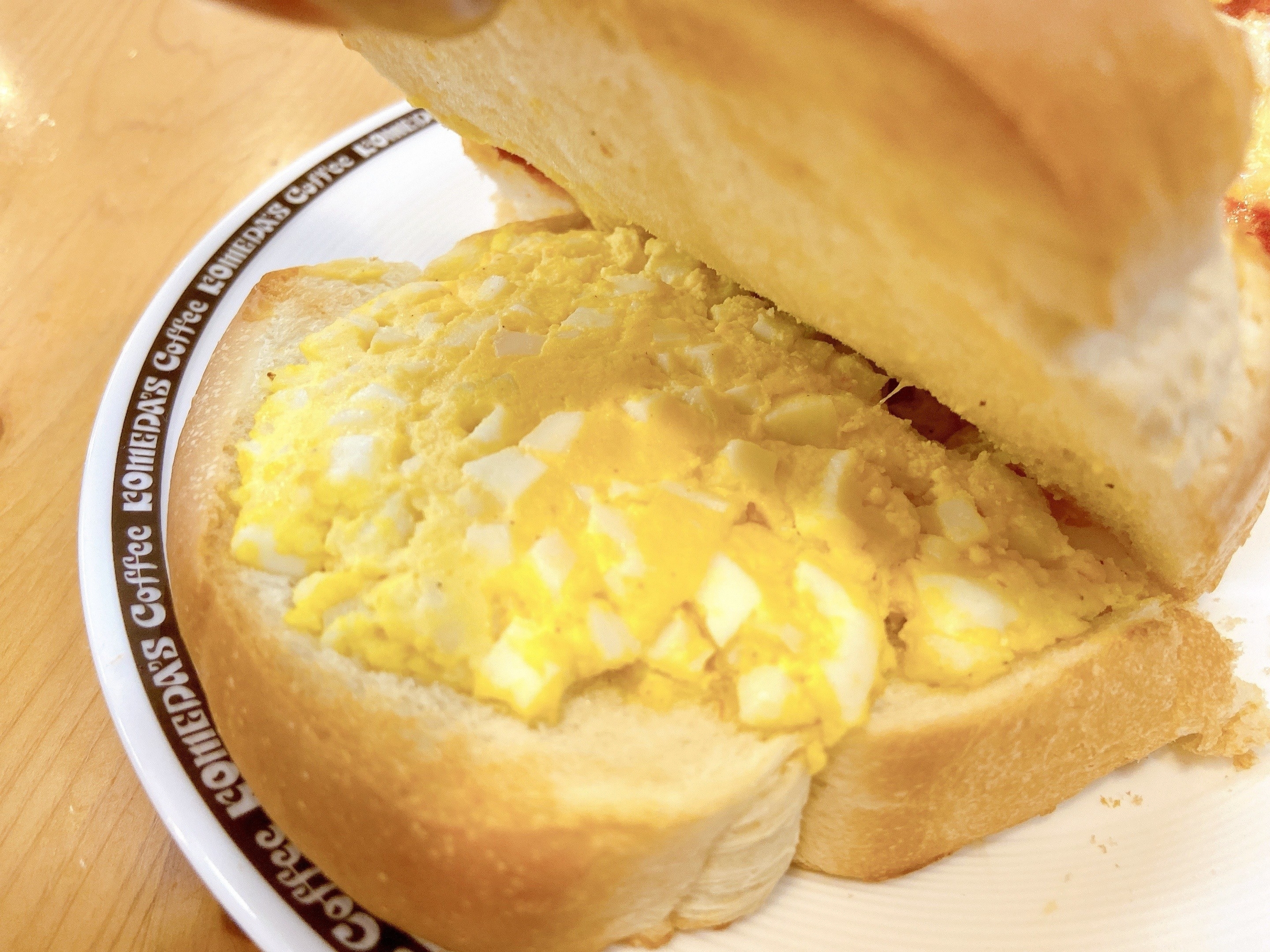 コメダのおすすめフード「たっぷりたまごのピザトースト」