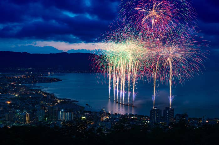 諏訪湖の花火大会のイメージ写真(Shinichirosaka / Getty Images/iStockphoto)