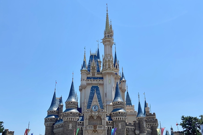 ディズニーランドのシンデレラ城の正面の写真。