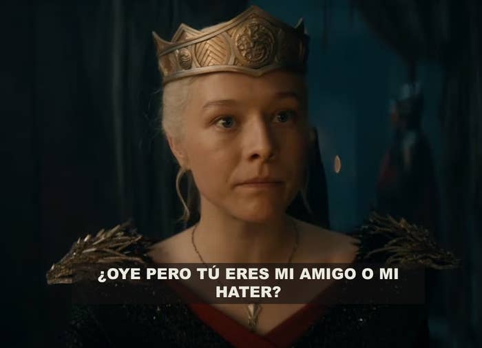 Rhaenyra Targaryen de la serie "House of the Dragon" lleva una corona. Al fondo hay una figura borrosa. El texto dice: "¿Oye pero tú eres mi amigo o mi hater?"